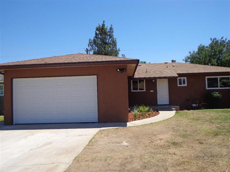 588 W Dennis Dr, Clovis, CA 93612 photo 1