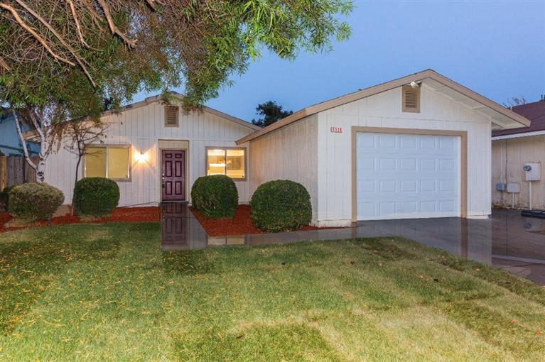 1526 Jameson Dr, Fowler, CA 93625 photo 1