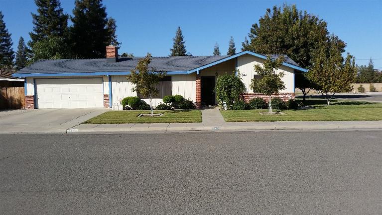 2402 Stephanie Ln, Selma, CA 93662 photo 1