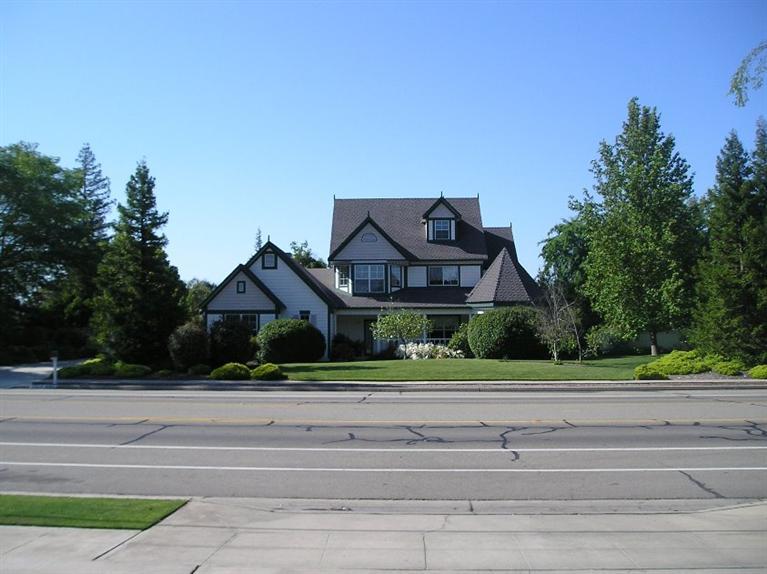 572 W Sierra Ave, Clovis, CA 93612 photo 1