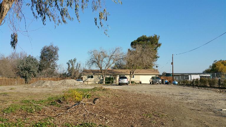 698 Vine St, Lemoore, CA 93245 photo 1