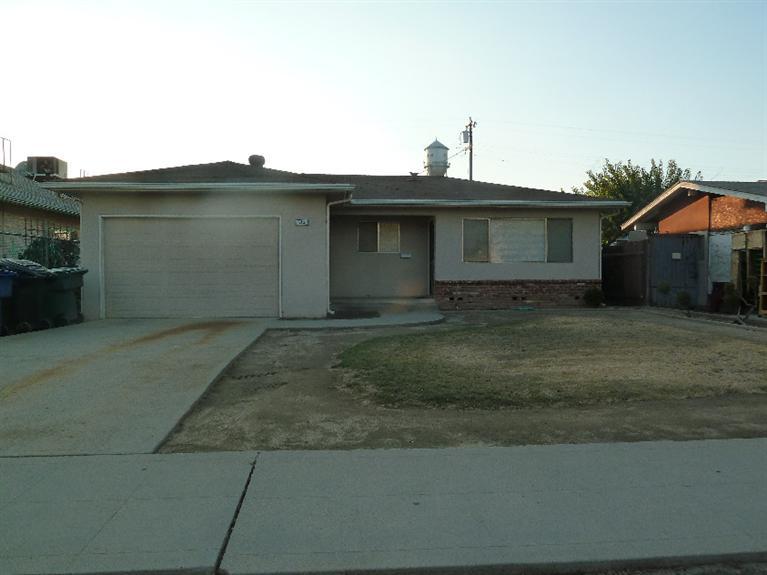 915 Hoag Ave, Sanger, CA 93657 photo 1