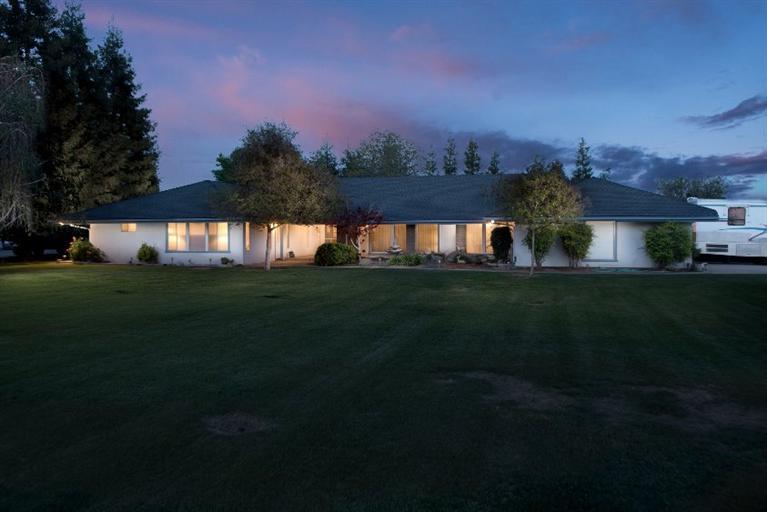 1867 N Locan Ave, Clovis, CA 93619 photo 1