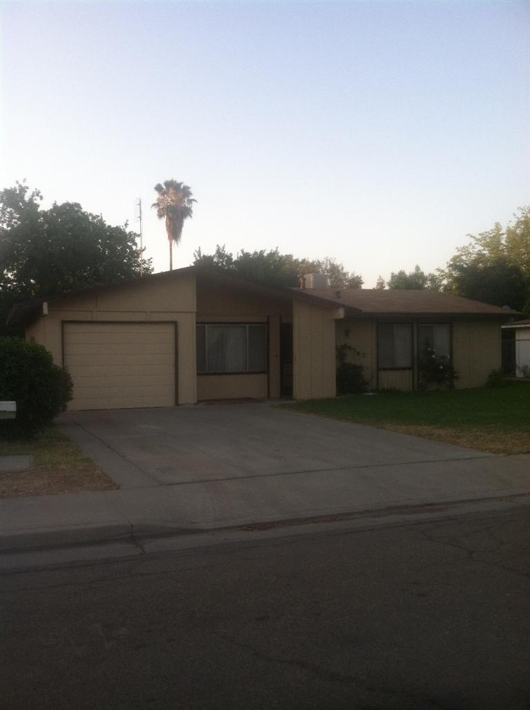 14572 W C St, Kerman, CA 93630 photo 1