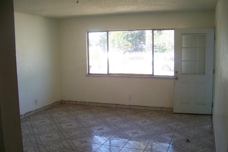 921 Sierra St, Madera, CA 93638 photo 1