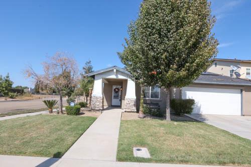 688 11th St, Sanger, CA 93657 photo 1