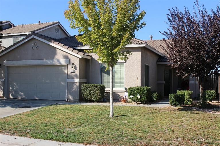 1202 Hazelnut Ln, Madera, CA 93637 photo 1