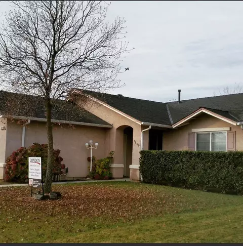 1639 Bennett Way, Sanger, CA 93657 photo 1