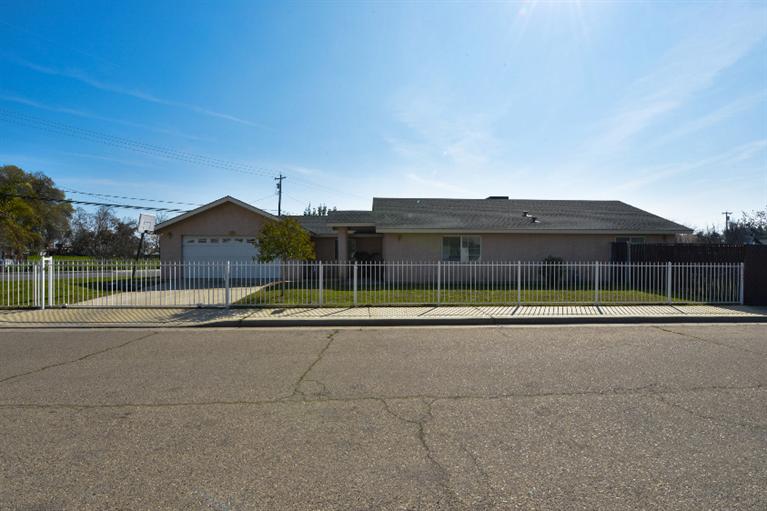 1824 4th St, Selma, CA 93662 photo 1