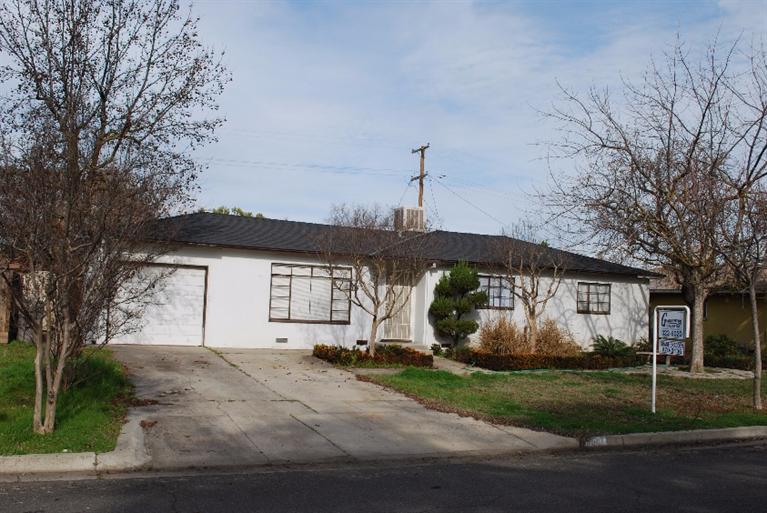 5697 E Hampton Way, Fresno, CA 93727 photo 1