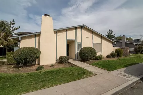 561 W Ashlan Ave, Clovis, CA 93612 photo 1
