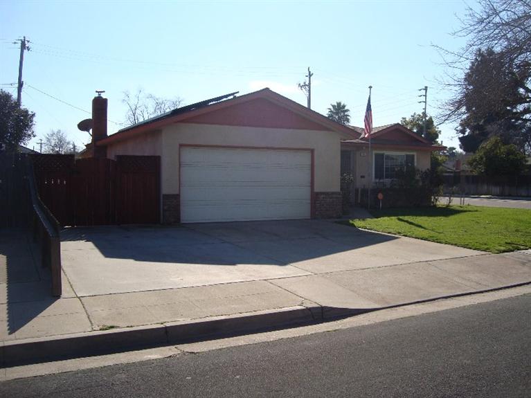 592 W Pico Ave, Clovis, CA 93612 photo 1