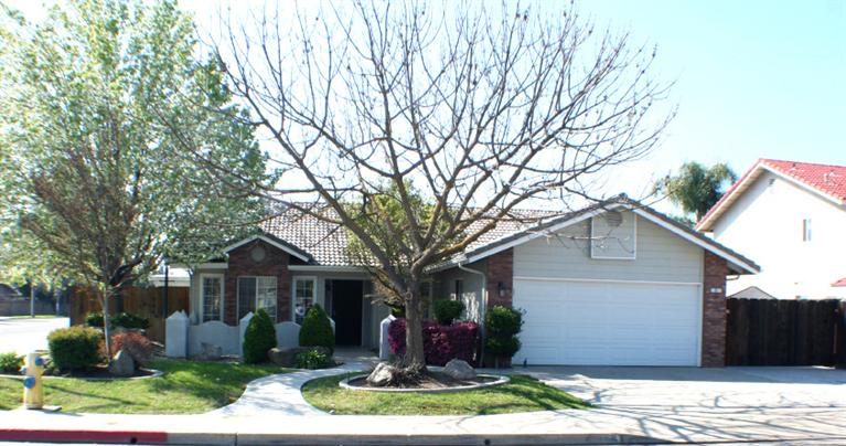 12 N Cypress Ave, Clovis, CA 93611 photo 1
