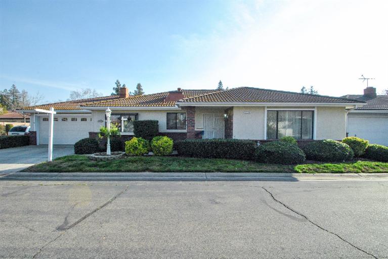 869 E Fallbrook Ave, Fresno, CA 93720 photo 1