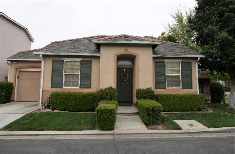 705 W Brittany Ln, Clovis, CA 93619 photo 1