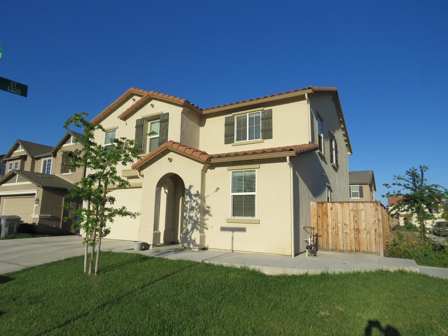 751 Persimmon St, Madera, CA 93638 photo 1