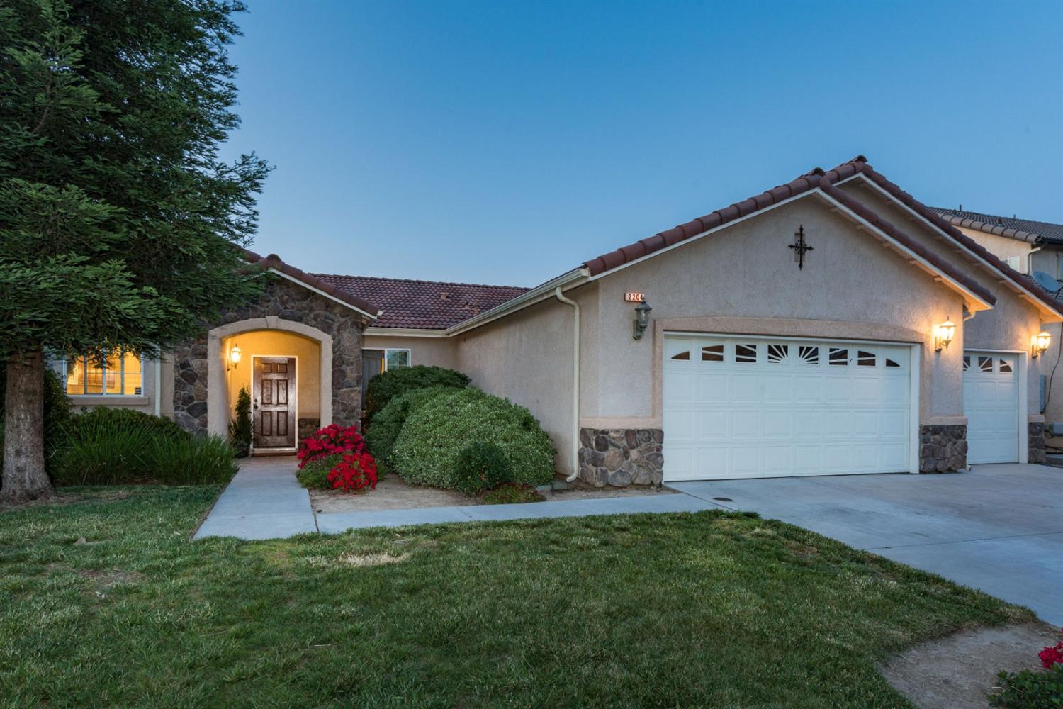 2204 E Duke Ct, Fowler, CA 93625 photo 1
