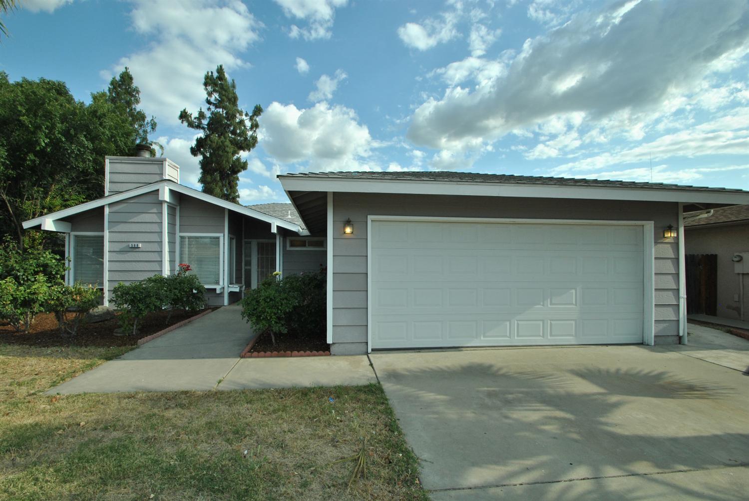 588 W Ashcroft Ave, Clovis, CA 93612 photo 1