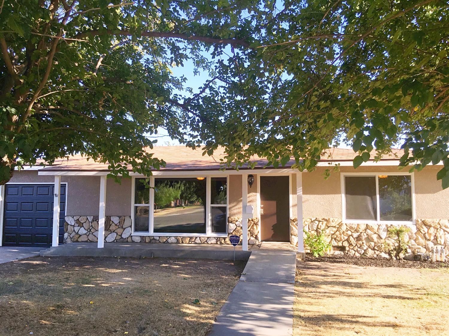 813 E Myrtle St, Hanford, CA 93230 photo 1