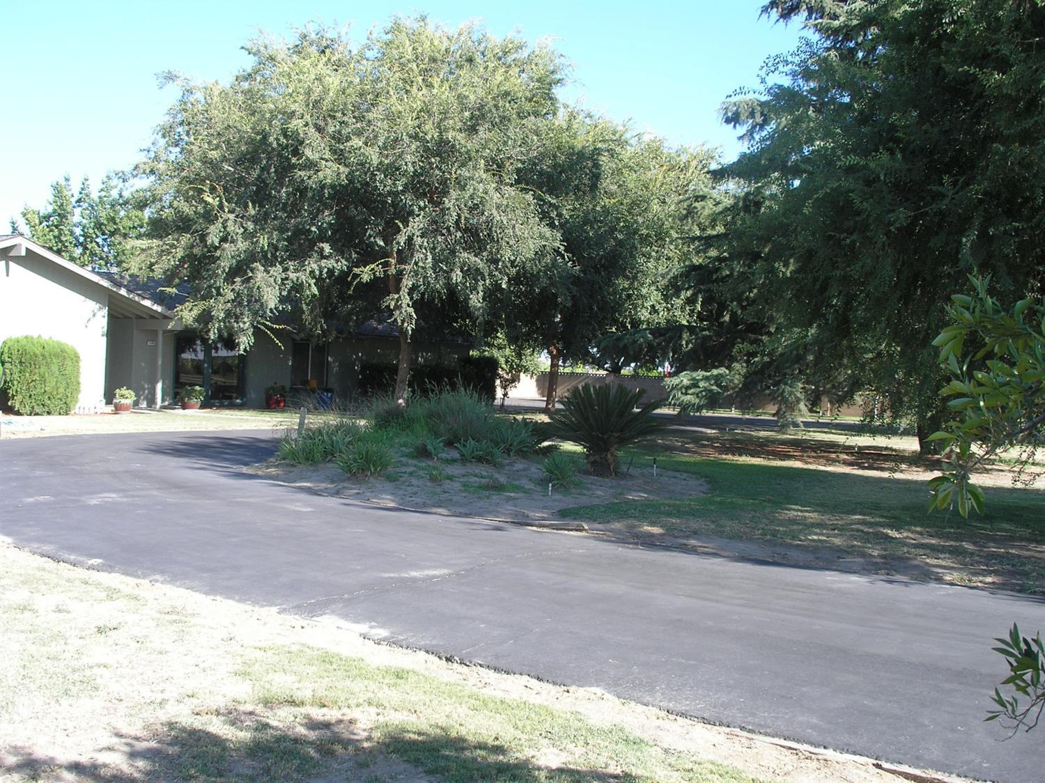 1186 S Bishop Ave, Kerman, CA 93630 photo 1