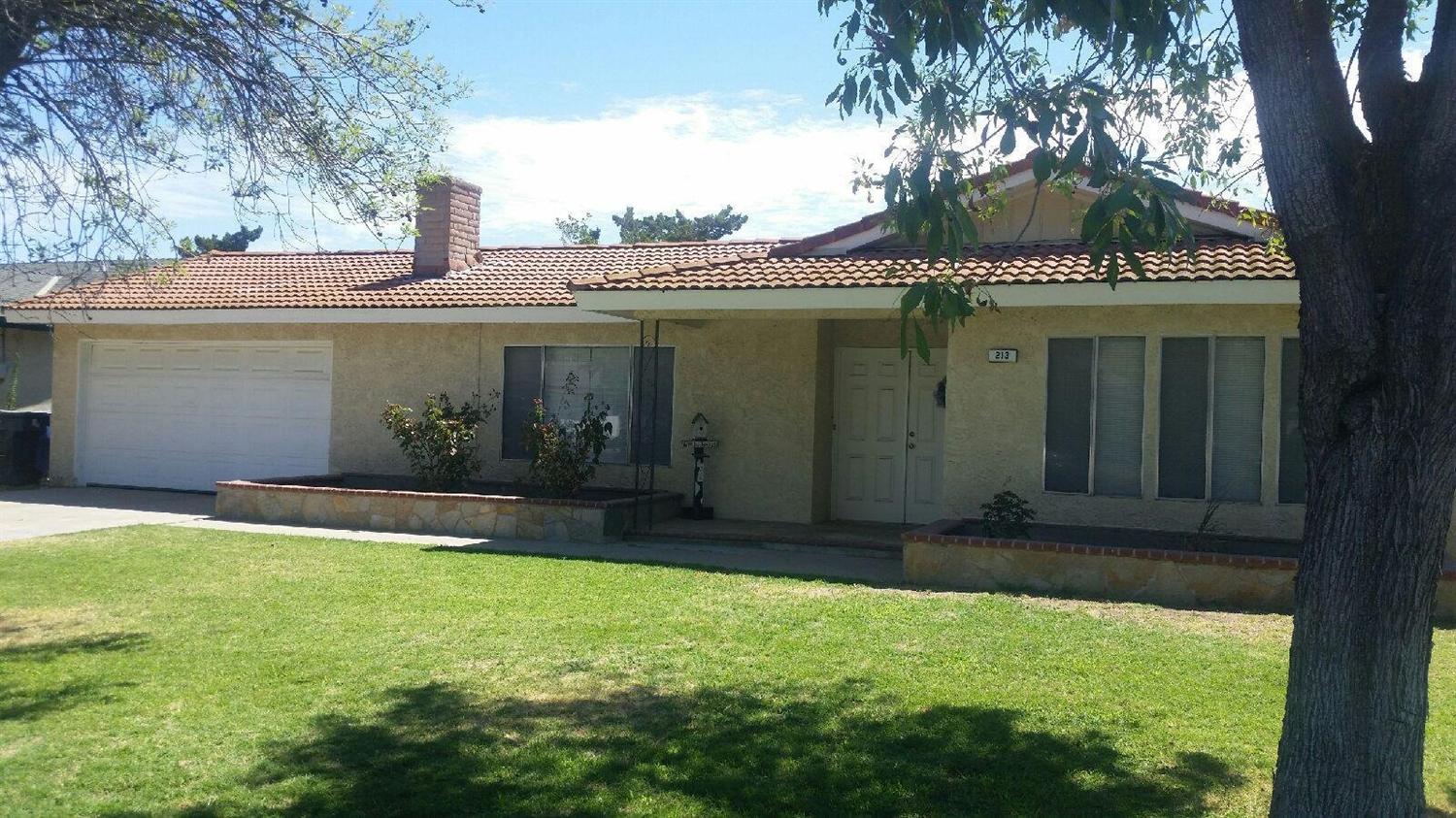 213 N Granada Dr, Madera, CA 93637 photo 1