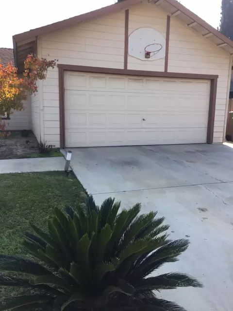 372 Carmel Dr, Kerman, CA 93630 photo 1