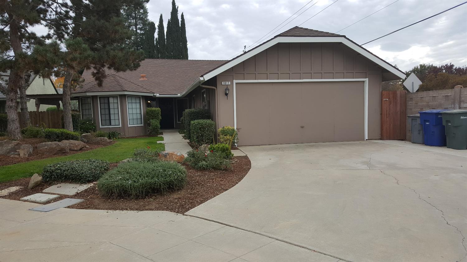 1017 E Fallbrook Ave, Fresno, CA 93720 photo 1