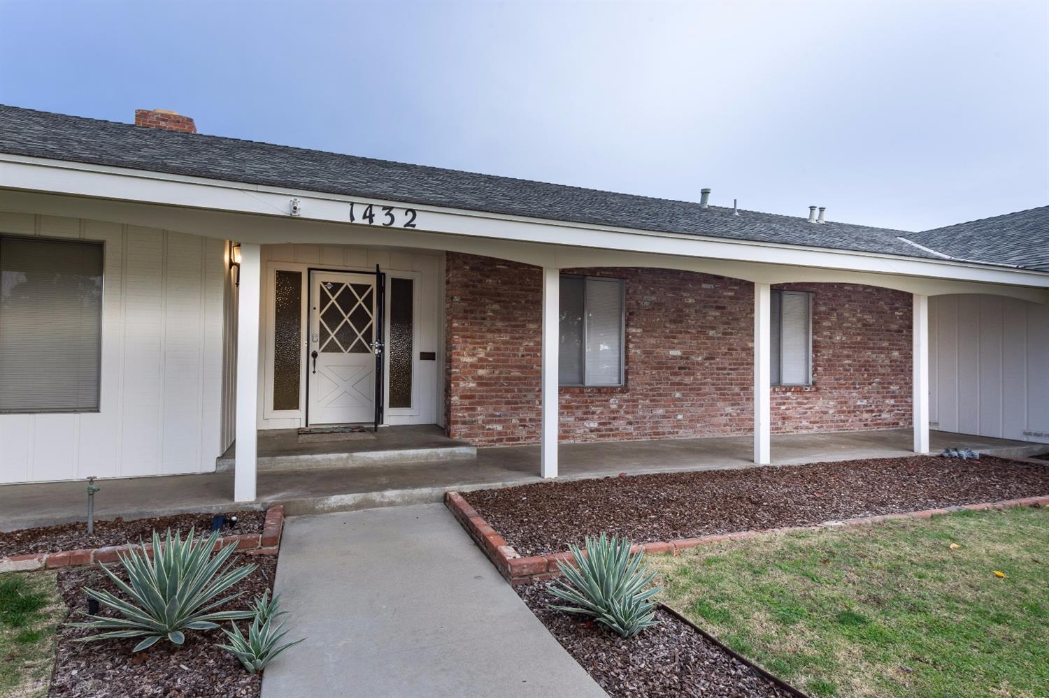 1432 Circle Dr, Sanger, CA 93657 photo 1