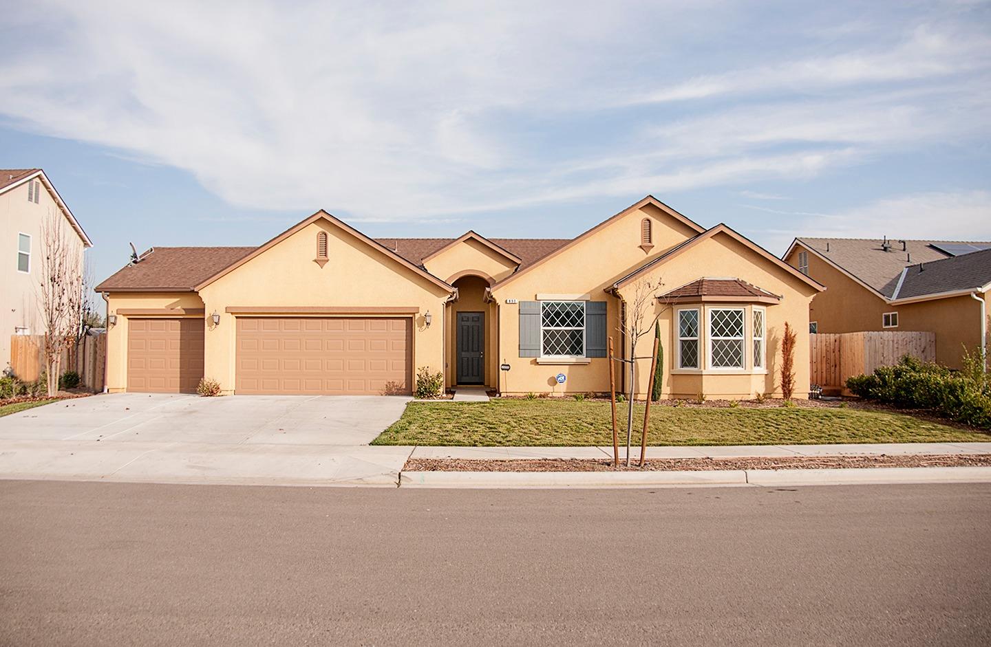 890 Legend Dr, Lemoore, CA 93245 photo 1