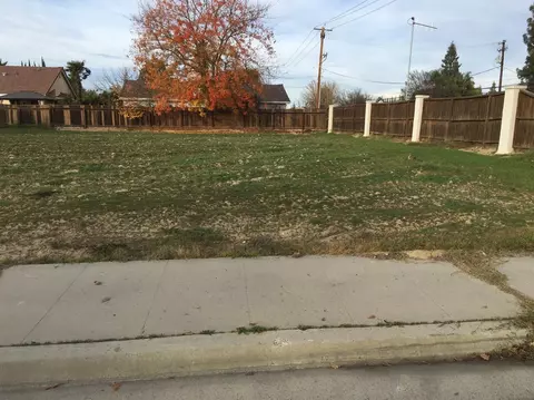2004 Maple St, Selma, CA 93662 photo 1