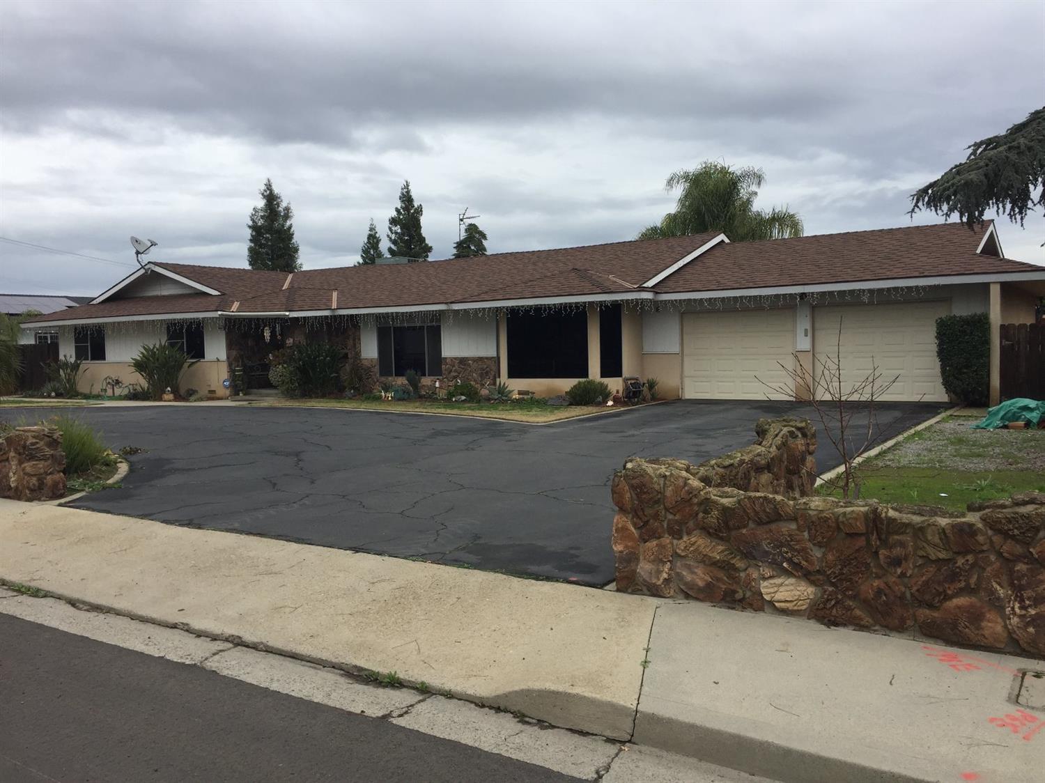 1490 Circle Dr, Sanger, CA 93657 photo 1