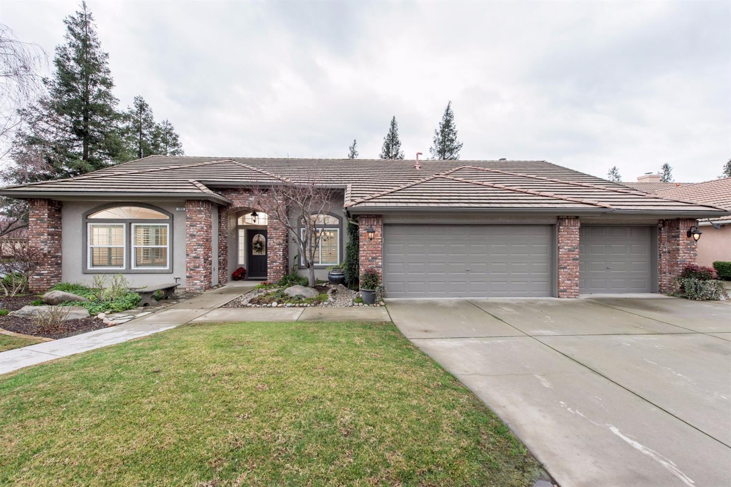 402 W Fallbrook Ave, Clovis, CA 93611 photo 1