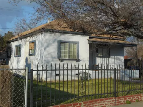 216 E 9th St SE, Hanford, CA 93230 photo 1