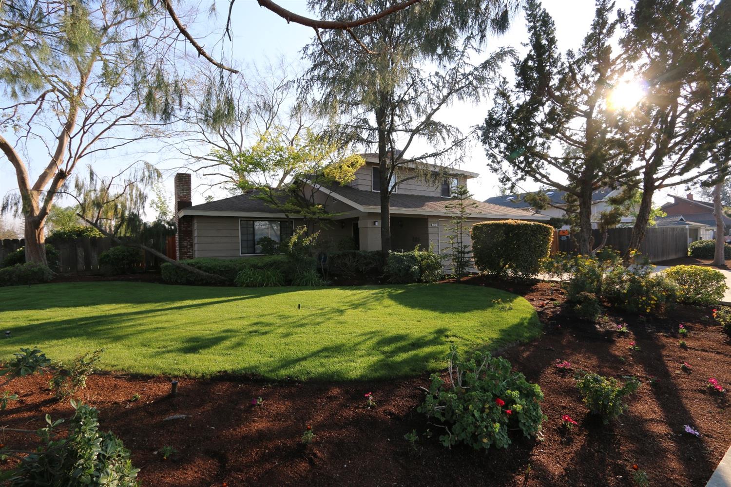 214 W Sierra Ave, Clovis, CA 93612 photo 1