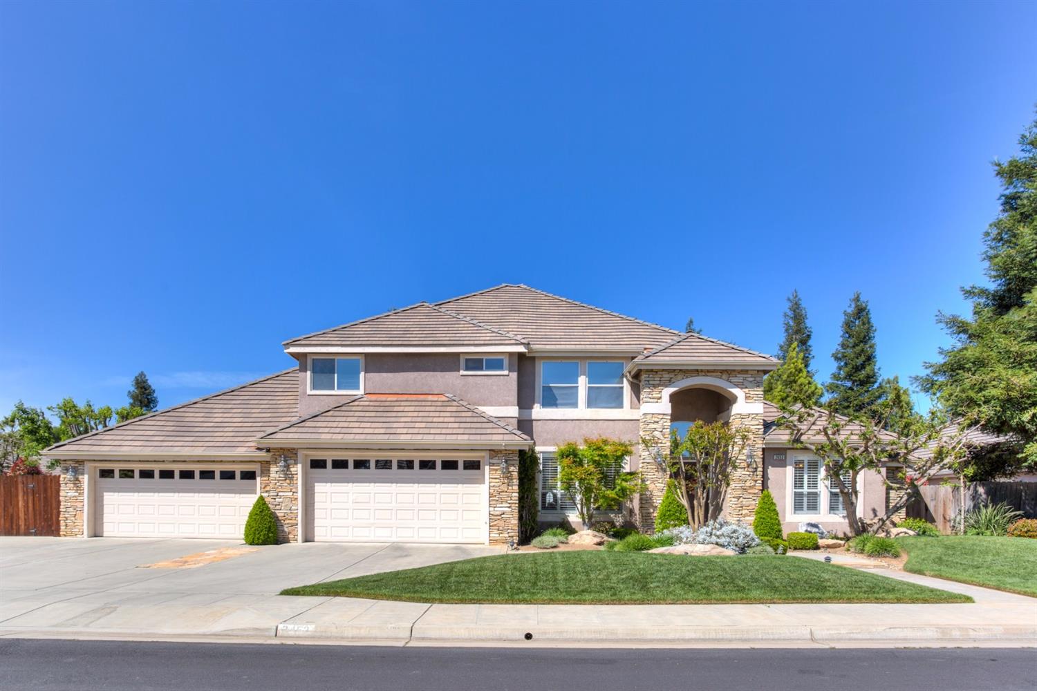 2453 Trenton Ave, Clovis, CA 93619 photo 1