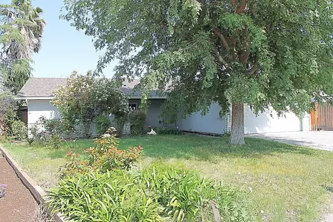 427 W Paul Ave, Clovis, CA 93612 photo 1