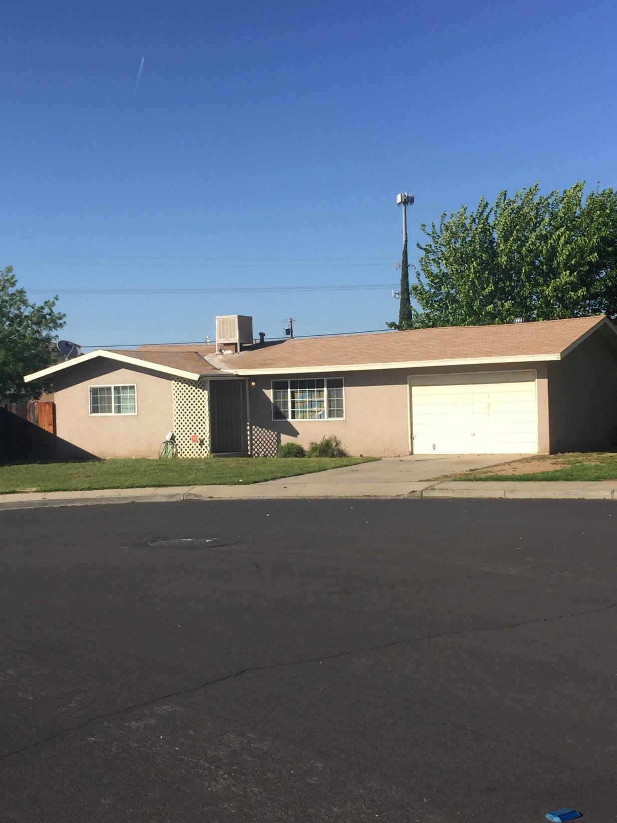 1069 Estabrook Dr, Clovis, CA 93612 photo 1
