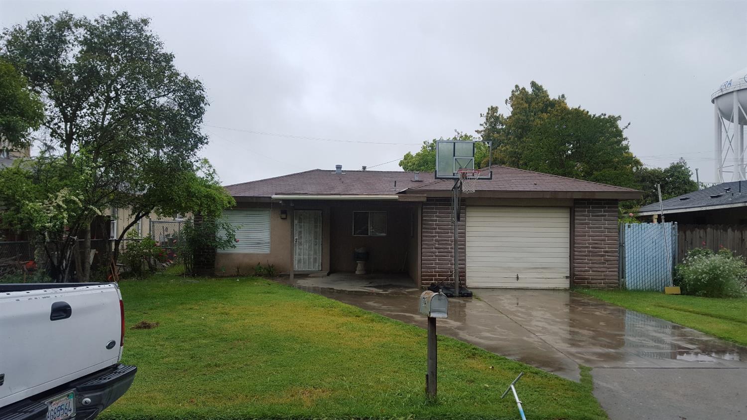 702 Sierra St, Madera, CA 93638 photo 1