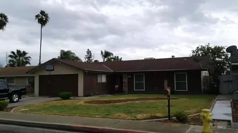 1361 Peach St, Selma, CA 93662 photo 1
