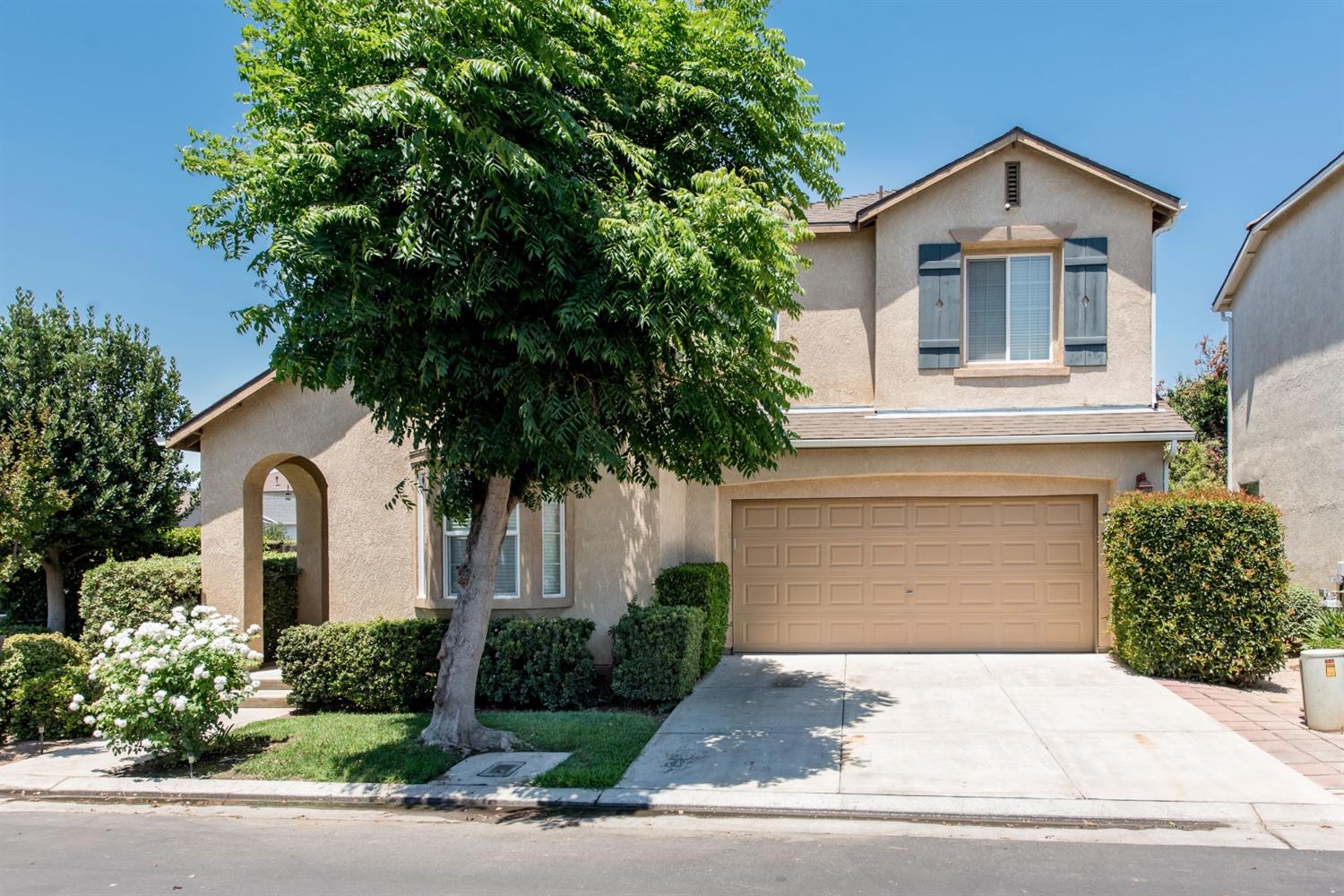 687 W Lisbon Ln, Clovis, CA 93619 photo 1