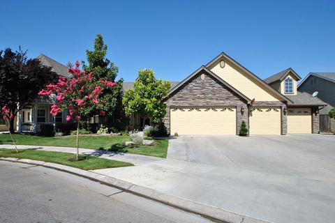 1924 N Cherry Ln, Clovis, CA 93619 photo 1