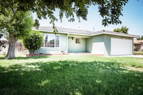 477 W Beverly Dr, Clovis, CA 93612 photo 1