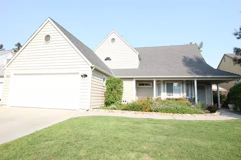 877 N Chapel Hill Ave, Clovis, CA 93611 photo 1