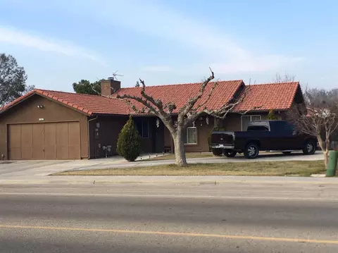 950 5th St, Sanger, CA 93657 photo 1