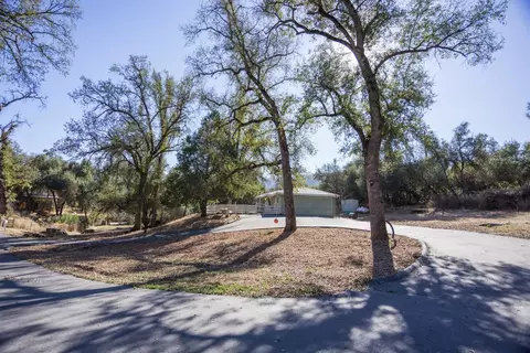 45497 Lauri Ln, Oakhurst, CA 93644 photo 1