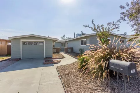 561 Lombardy Ln, Lemoore, CA 93245 photo 1