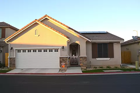 3051 Glacier Ln, Clovis, CA 93619 photo 1