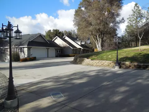 49905 Meadowview Dr, Oakhurst, CA 93644 photo 1