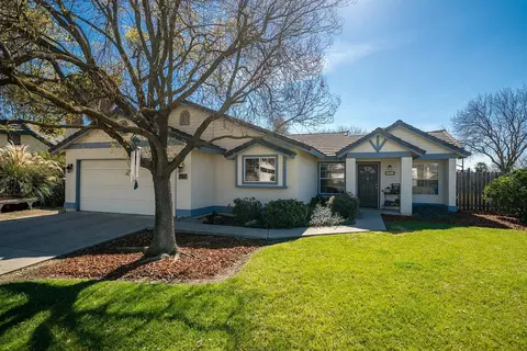 707 E Redwood St, Hanford, CA 93230 photo 1