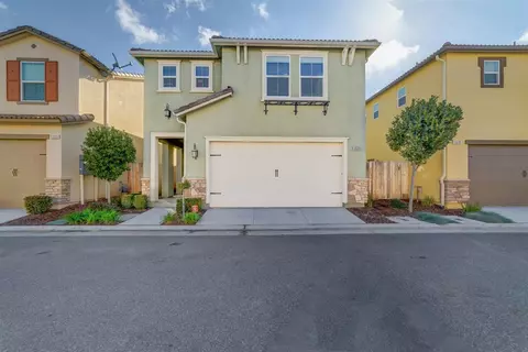 1529 N Rendezvous Way, Clovis, CA 93619 photo 1